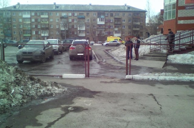 В Индустриальном районе Перми водитель иномарки сбил во дворе дома женщину и ребенка