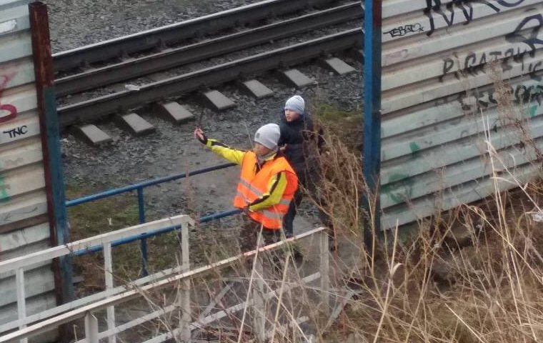 В Перми транспортные полицейские установили подростков, которые накладывали на рельсы посторонние предметы