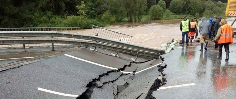 На участке трассы Пермь — Екатеринбург потоки воды разрушили мост