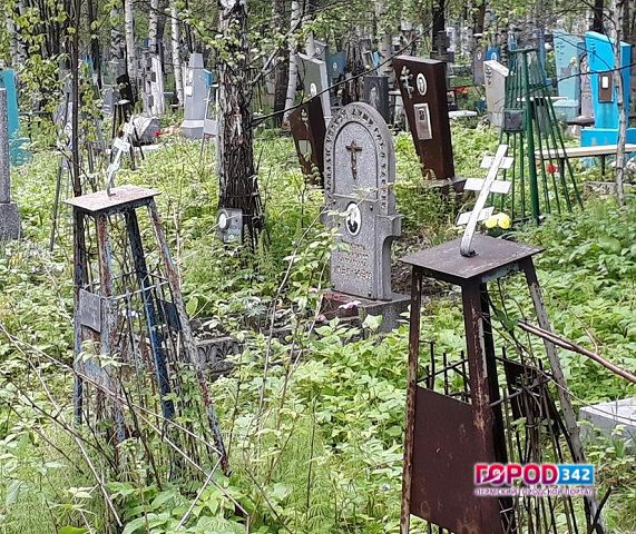 Надгробия, поврежденные вандалами на Северном кладбище в Перми, восстановят к концу недели