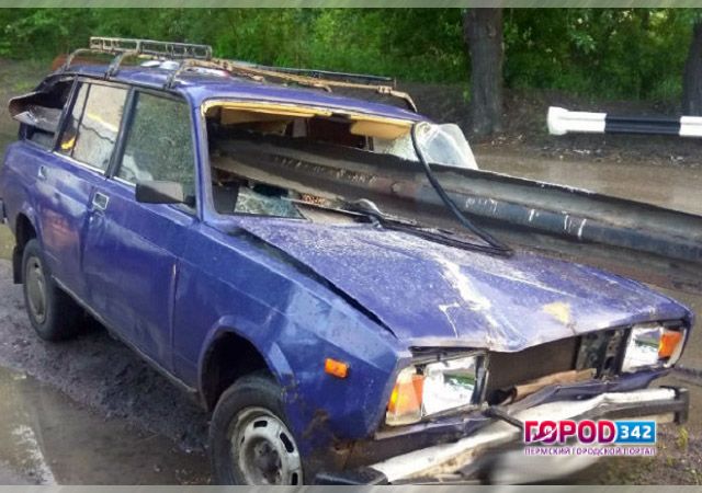 В Перми автомобиль насквозь пробило дорожным ограждением. Водитель чудом остался жив