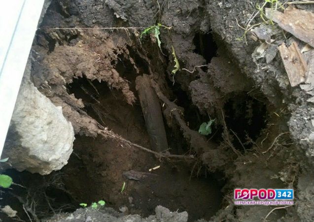 В Кунгуре около жилого дома образовался большой провал