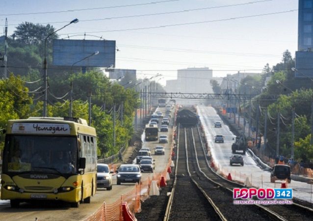 На Северной дамбе в Перми приступили к монтажу контактной сети для электротранспорта