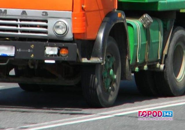 В Перми КамАЗ сбил женщину на пешеходном переходе, когда та переходила дорогу на «зеленый»