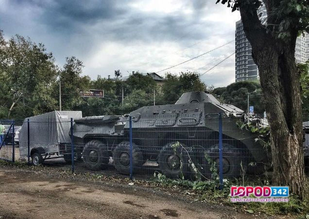 Фотофакт: в Перми на автомобильной стоянке был припаркован БТР
