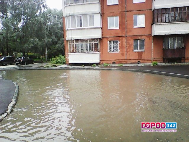 В Перми улица Подводников ушла под воду. Ее затопило сразу после ремонта