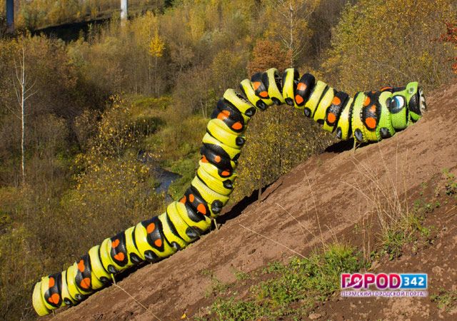В Перми на берегу Егошихи появилась гигантская гусеница из автомобильных покрышек