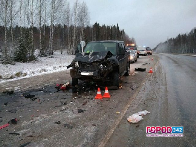 В аварии на трассе «Пермь — Березники» погибла мать и двое детей. На машине была летняя резина