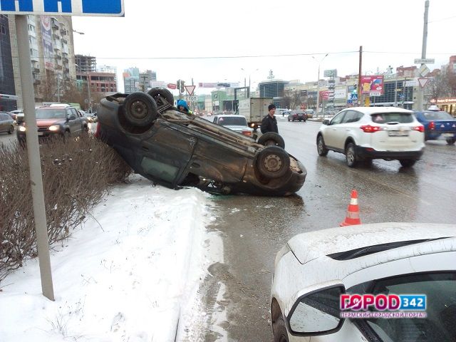 В центре Перми произошло ДТП с опрокидыванием автомобиля