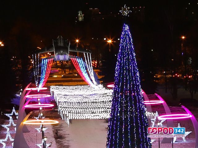 В Перми появился еще один новогодний арт-объект: перед проходными «Пермских моторов» засияла аллея звезд