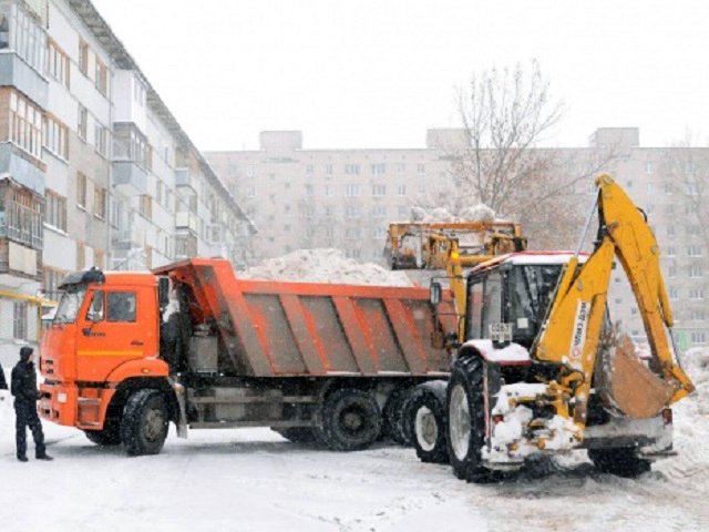 За два дня в Перми выпала почти треть месячной нормы снега. Мэрия заявила о круглосуточном режиме уборки снега