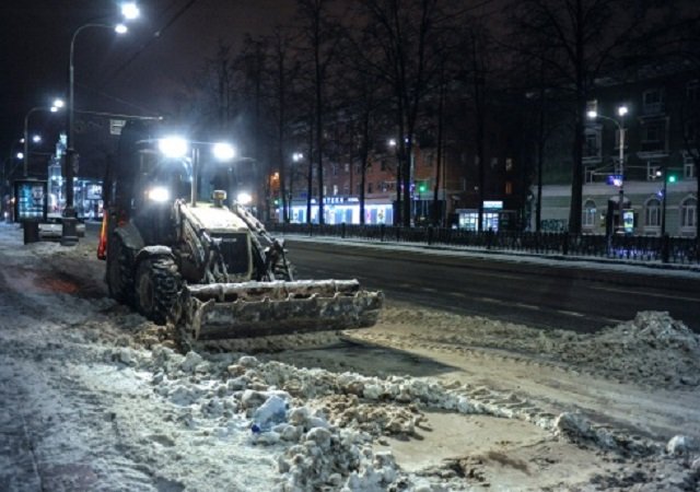 В связи с обильными снегопадами в Перми водителей просят не выезжать в центр и не парковаться у обочин