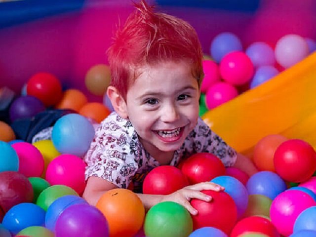 В Перми ребенок сбежал из детсада. Нашли малыша в развлекательном центре