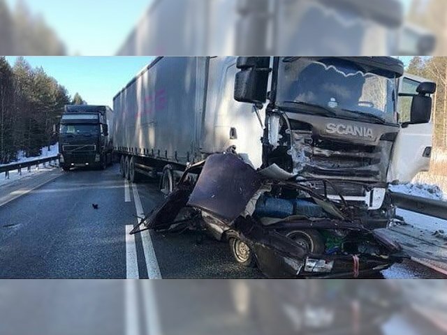 В ДТП с большегрузом на трассе Пермского края погиб водитель ВАЗа. Машину разорвало на части