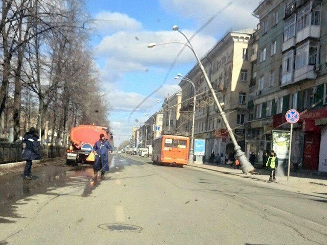 Из-за угрозы обрушения фонарного столба в центре Перми перекрыли движение
