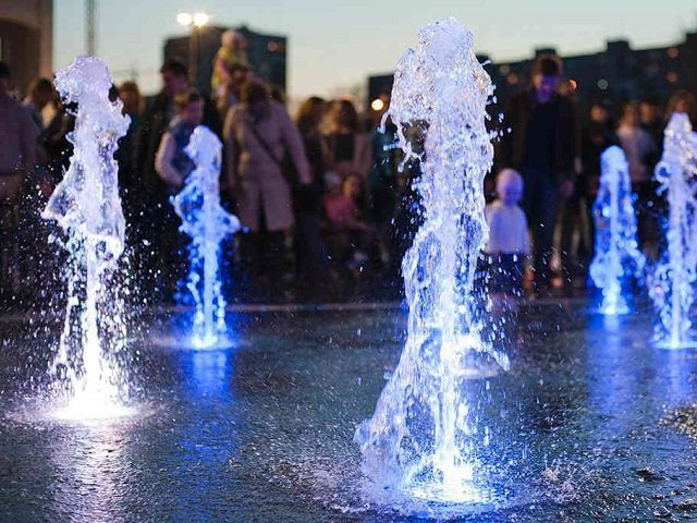 Приходите посмотреть на светомузыкальный фонтан около Театра-Театра в Перми. Его струи забили 1-го мая