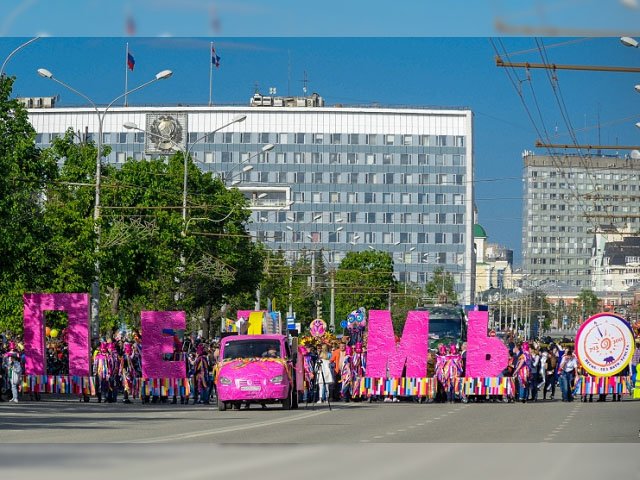 Вчера по Перми прошел карнавал «Пермское яркое». Городу исполнилось 295 лет