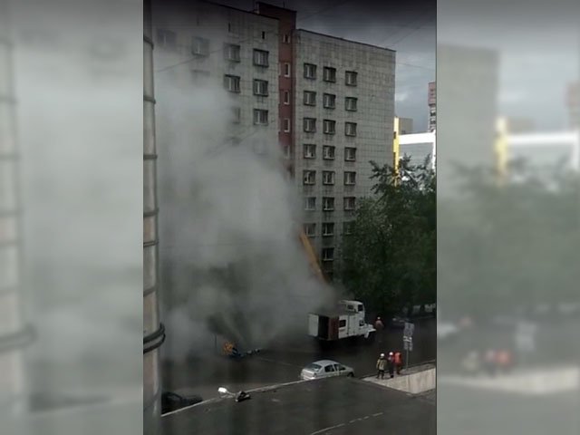 В центре Перми при проведении плановых работ на сетях начал бить паровой фонтан