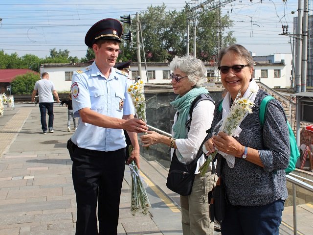 Транспортные полицейские Прикамья провели акцию ко Дню семьи, любви и верности