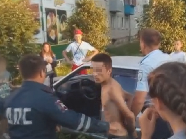 В Добрянке пьяный водитель, удирая от сотрудников ГИБДД, едва не сбил людей на тротуаре. Видео