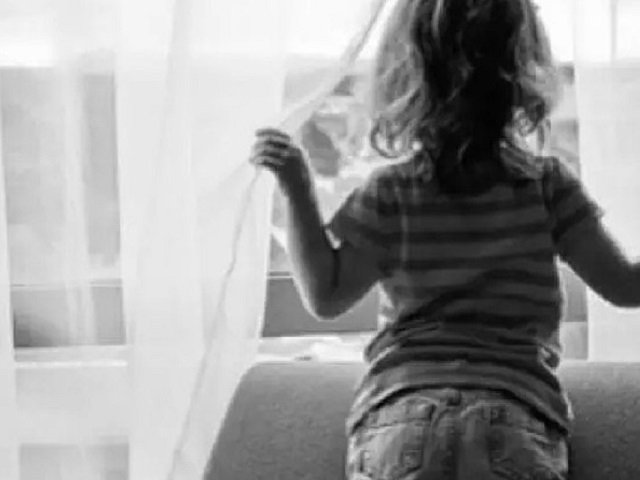 Выпавшую в Чайковском из окна пятого этажа 4-летнюю девочку доставят санавиацией в Пермь
