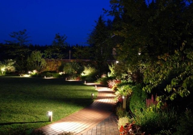 Магия света на приусадебном участке – подбираем светильники