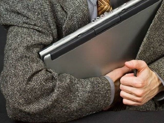 Сотрудники Линейного отделения полиции в аэропорту города Перми установили гражданина, совершившего кражу нетбука у здания аэровокзала
