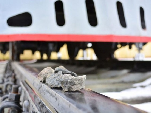 В Верещагино транспортные полицейские установили нарушителя, который накладывал на рельсы посторонние предметы