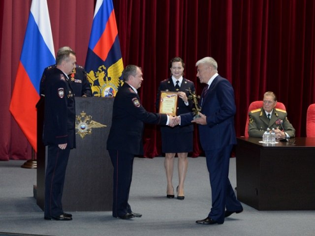 Владимир Колокольцев вручил награды отличившимся сотрудникам в преддверии профессионального праздника