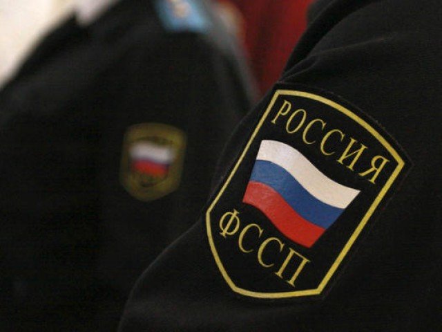 Пермячка пряталась от приставов под диваном
