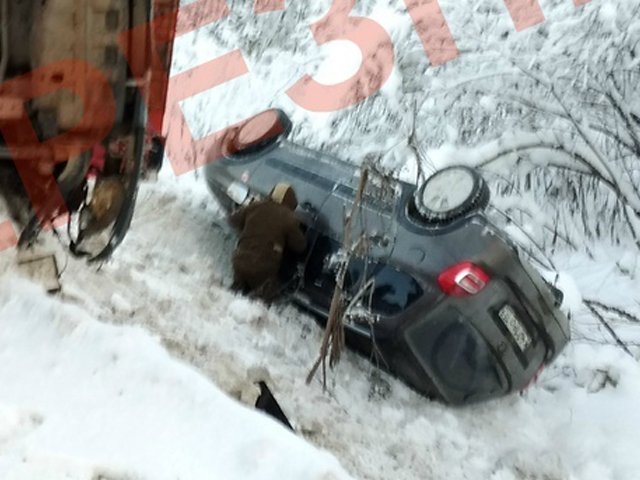 В Пермском крае на трассе под Березниками произошло ДТП с самосвалом и легковушкой