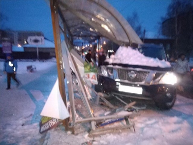В Кунгуре внедорожник протаранил остановку и сбил женщину — за рулем «бешеного джипа» была молодая мать