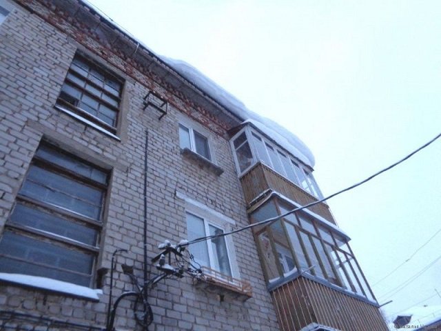 В Мотовилихинском районе Перми прошел рейд по контролю за уборкой снега и сосулек с крыш домов