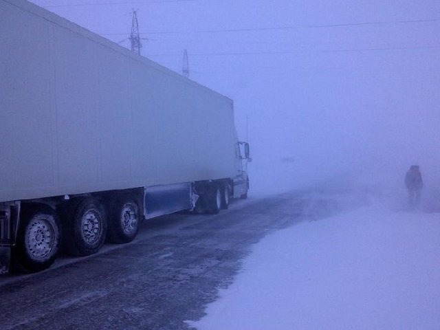 Движение большегрузов на трассах Пермского края из-за сложных погодных условий ограничили на сутки