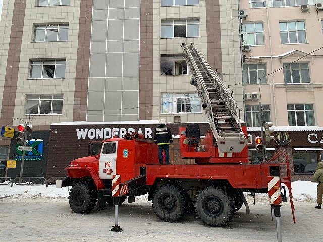 На пожаре в бизнес-центре «Бажов» в Перми пострадали 10 человек — 6 из них госпитализированы