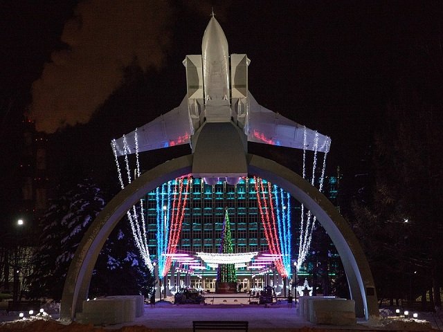 В Перми продлили работу катка у памятника «Миг на взлете»