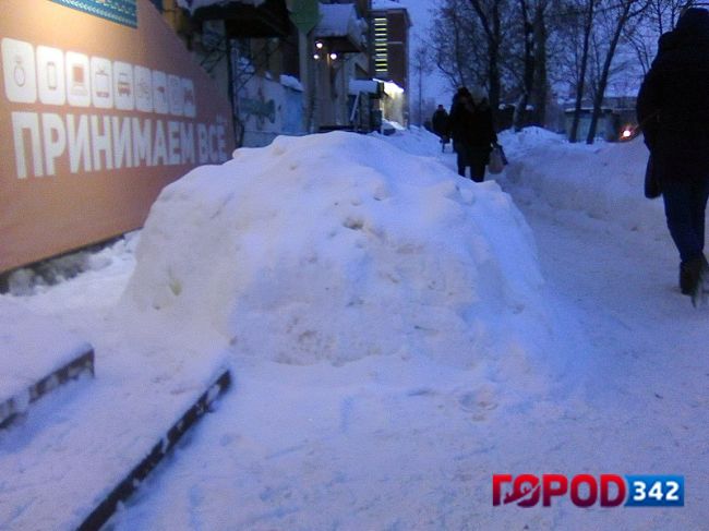 Как в Мотовилихинском районе Перми снег убирают — фото