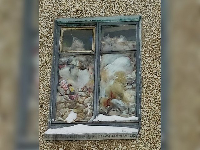 Мать и дочь из Соликамска живут в заваленной мусором квартире
