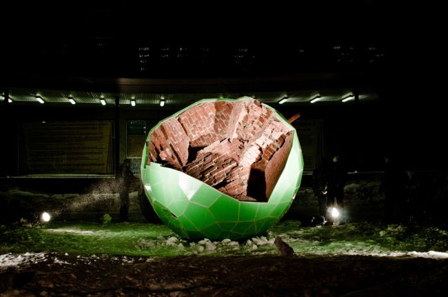 Скульптура Жанны Кадыровой «Яблоко», установленная около Горьковской библиотеки начала осыпаться