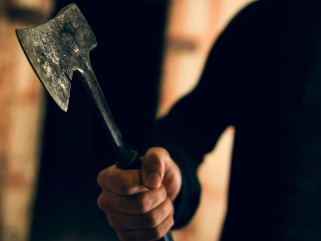 Мужчина с топором в алкогольном опьянении  требовал выручку в кафе в Пермском крае