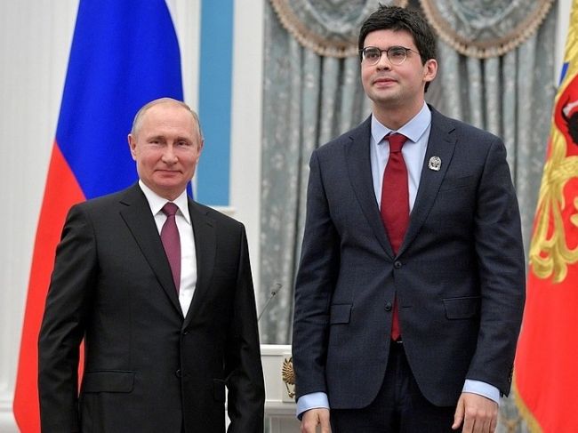 Владимир Путин в Кремле вручил премию дирижеру Пермского театра оперы и балета.