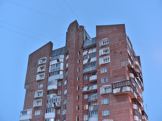 В Перми после дождя затопило дом по Революции 3/1