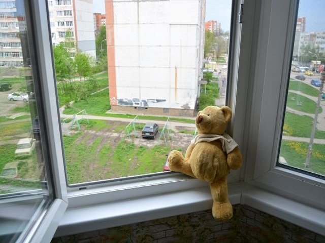 В поселке Яйва четырехлетний ребенок умер, выпав из окна