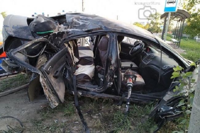 В Прикамье человек погиб при столкновении автомобиля с опорой ЛЭП