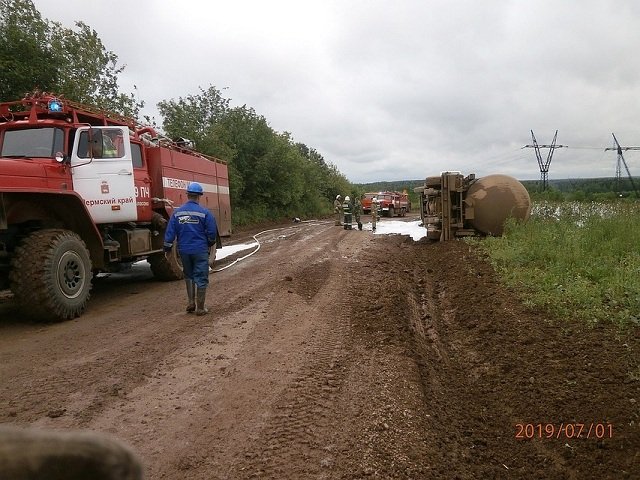 В Прикамье перевернулся нефтевоз