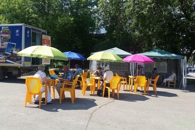 В Перми сотрудники библиотеки бесплатно раздали читателям тысячи книг