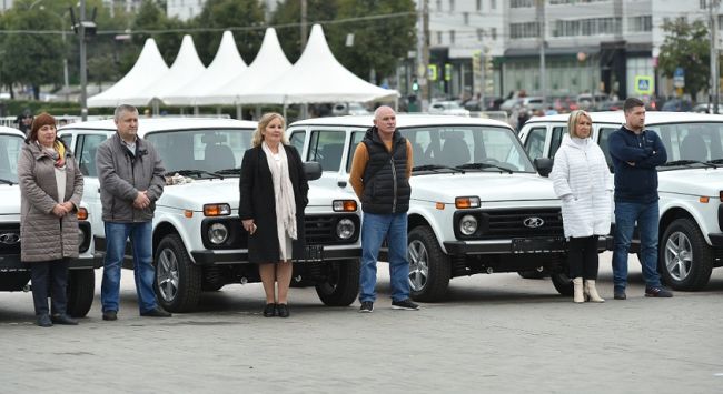 34 учителя Прикамья получили автомобили