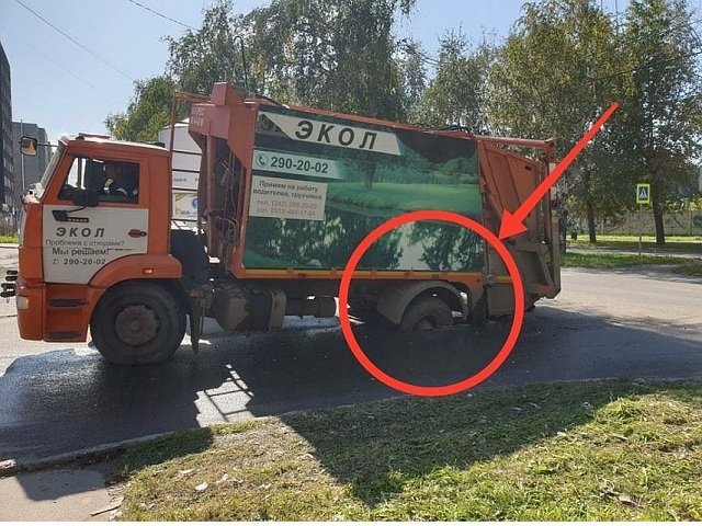 В Перми под «КамАЗом» провалился асфальт