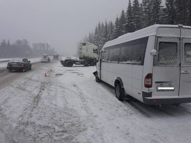 В двух авариях с автобусами в Прикамье пострадали 12 человек