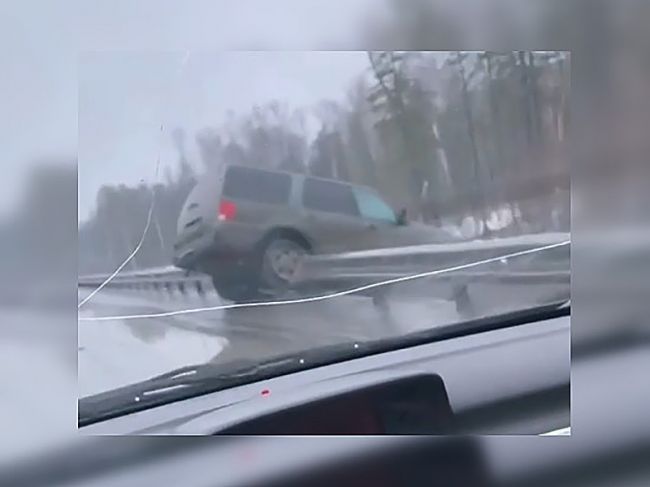 На трассе Пермь – Краснокамск внедорожник повис на ограждении